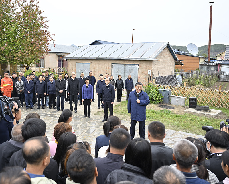 9月6日至8日，中共中央總書(shū)記、國家主席、中央軍委主席習近平在黑龍江考察。這是6日下午，習近平在大興安嶺地區漠河市北極村考察時(shí)，同當地群眾親切交流。