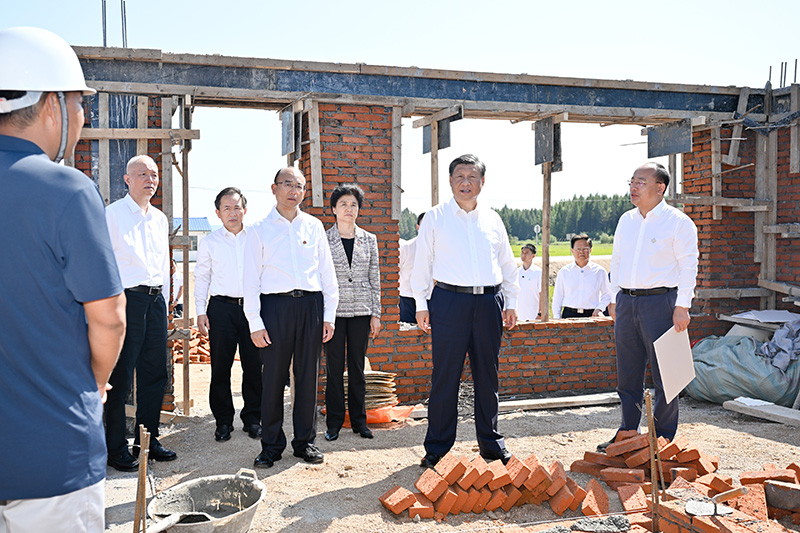 9月6日至8日，中共中央總書(shū)記、國家主席、中央軍委主席習近平在黑龍江考察。這是7日上午，習近平在遭受洪澇災害的哈爾濱尚志市老街基鄉龍王廟村，察看水毀房屋重建情況。