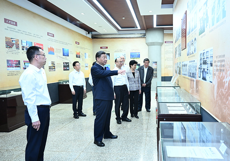 9月6日至8日，中共中央總書(shū)記、國家主席、中央軍委主席習近平在黑龍江考察。這是7日上午，習近平在哈爾濱工程大學(xué)哈軍工紀念館考察。